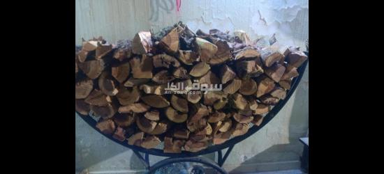 عامل تقطيع الحطب وتشليح الأشجار والنخل