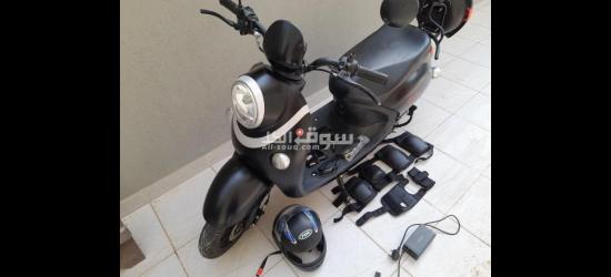 دباب بطة كهربائي مع لبس حماية وخوذة