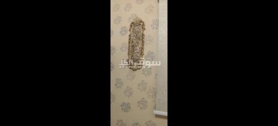 كنب مع الطاولات وادوات الزينة على الحائط - 2