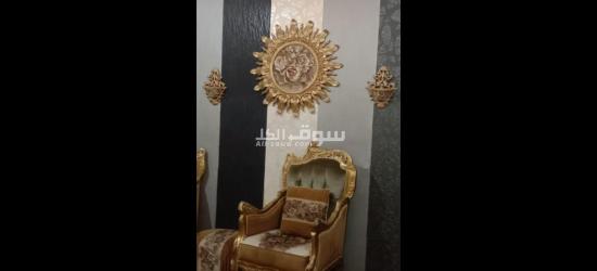 كنب مع الطاولات وادوات الزينة على الحائط - 4